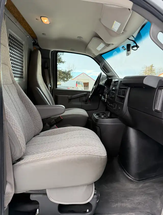 2018 GMC SAVANA Cargo Van INSULATED/SHELVING/HEATER/FULLY LOADED - Photo 13