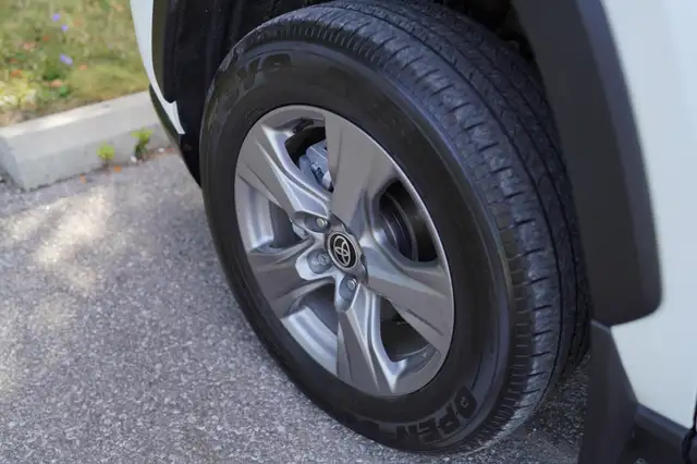 2022 Toyota RAV4 XLE, BSM, Sunroof, Apple carplay, - Photo 8