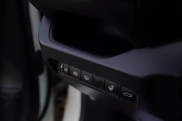 2022 Toyota RAV4 XLE, BSM, Sunroof, Apple carplay, - Photo 13