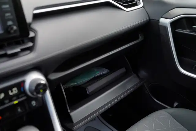 2022 Toyota RAV4 XLE, BSM, Sunroof, Apple carplay, - Photo 29