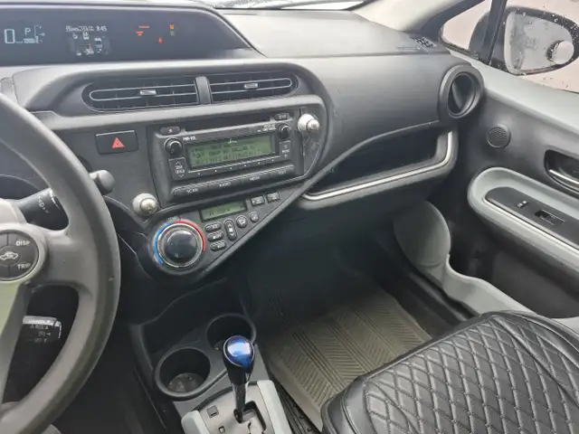 2014 Toyota Prius c - Photo 17