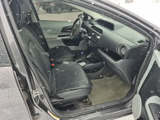 2014 Toyota Prius c - Photo 32