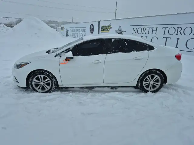 2018 Chevrolet Cruze - Photo 2