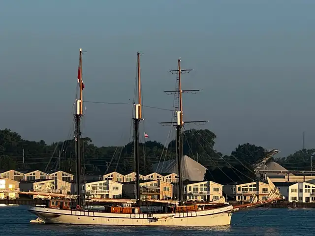 Shutdown Workers Dream! Private Bath   Kitchenette - Photo 9