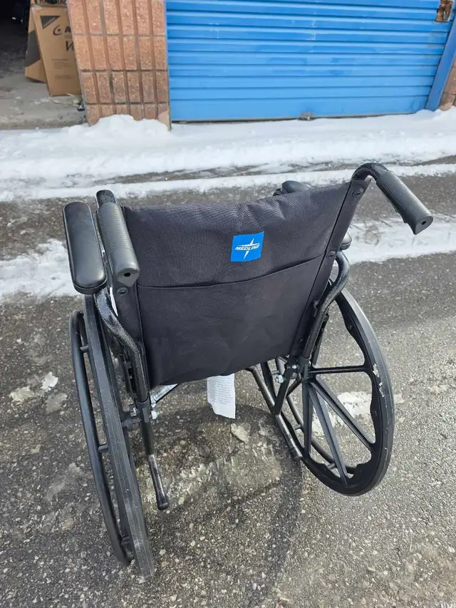 Medline Wheelchair - 16' seat - Great condition - FREE Delivery - Photo 4