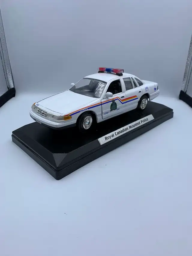 RCMP Die Cast Car on Plaque - Photo 2
