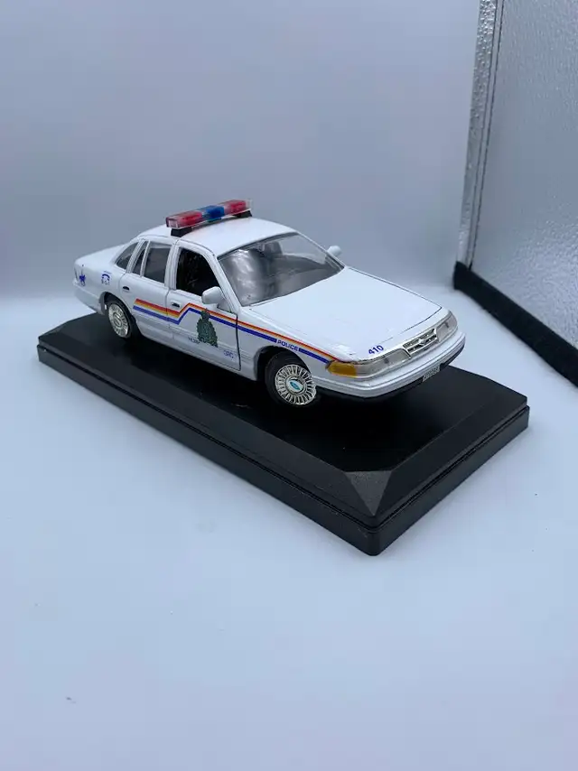 RCMP Die Cast Car on Plaque - Photo 3