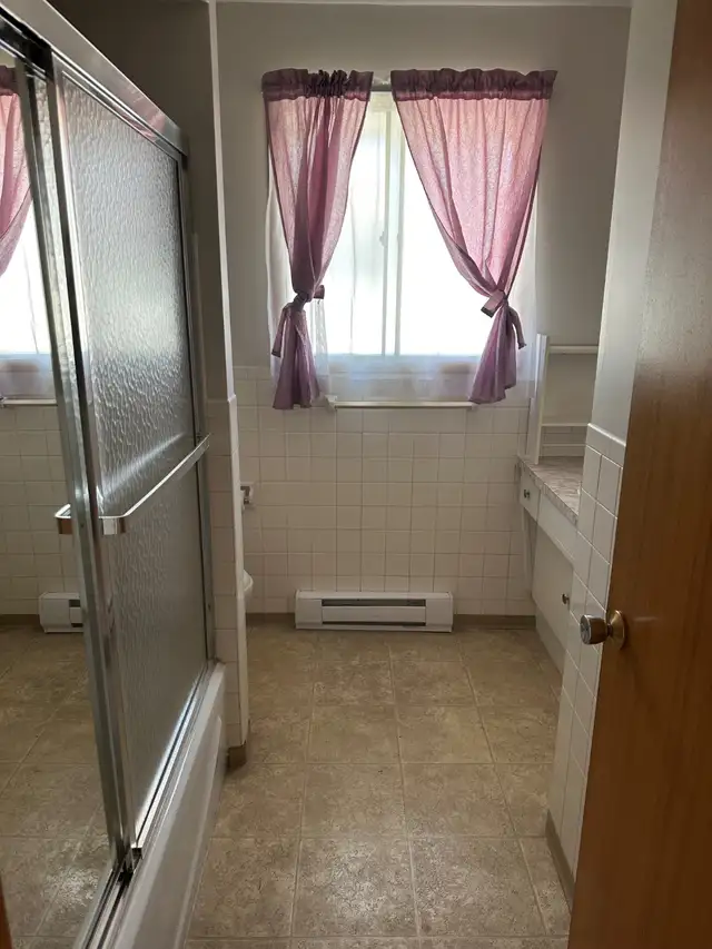 2 Bedroom April 1 - Photo 2