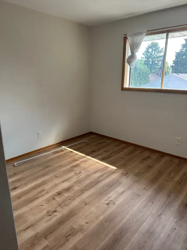 2 Bedroom April 1 - Photo 3