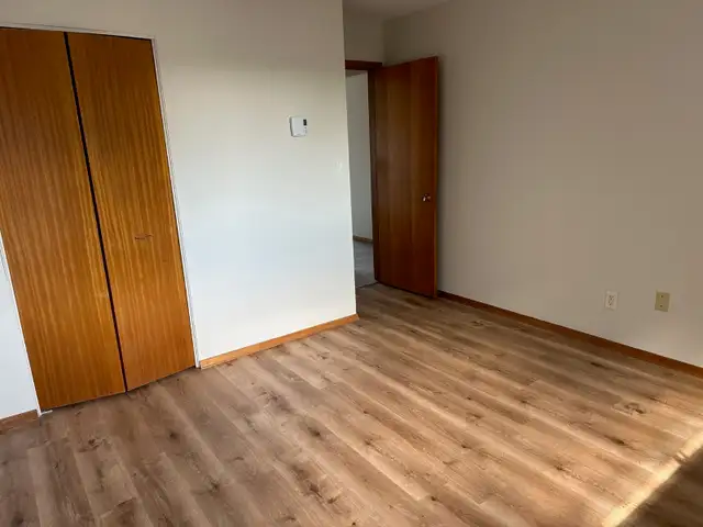 2 Bedroom April 1 - Photo 4