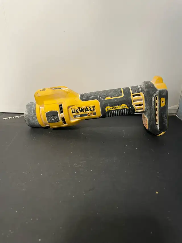 DEWALT CORDLESS CUT-OUT TOOL DCE555