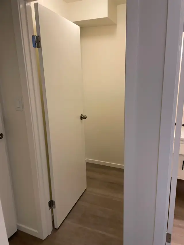 RENOVATED bright basement level bachelor. QUIET building. Ideal - Photo 5