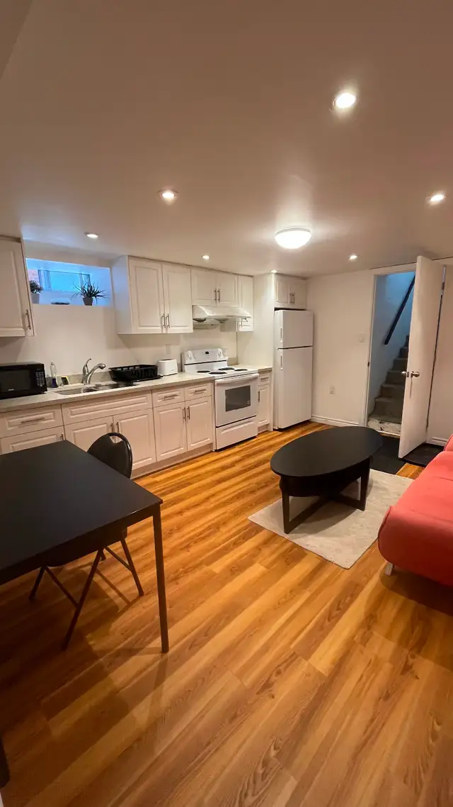 2B/2b renovated basm apt  DT Toronto Dundas &  Shaw all include - Photo 2