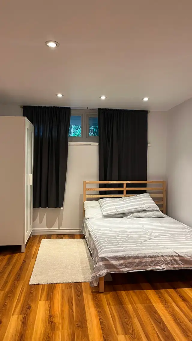 2B/2b renovated basm apt  DT Toronto Dundas &  Shaw all include - Photo 4