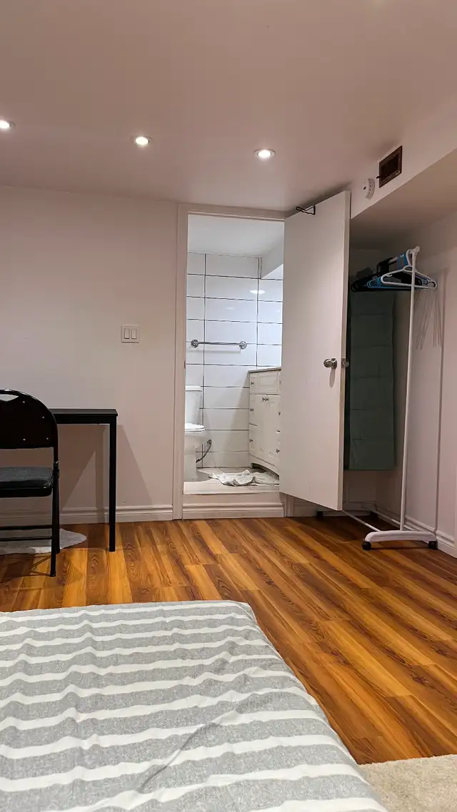 2B/2b renovated basm apt  DT Toronto Dundas &  Shaw all include - Photo 6