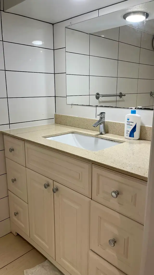 2B/2b renovated basm apt  DT Toronto Dundas &  Shaw all include - Photo 7