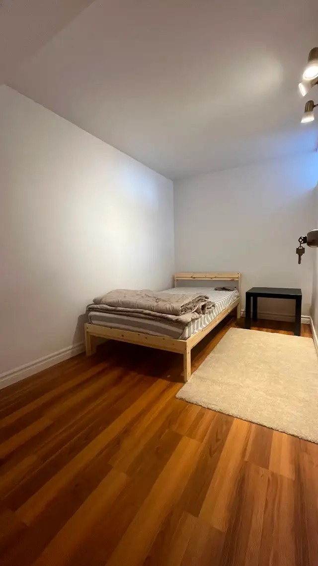 2B/2b renovated basm apt  DT Toronto Dundas &  Shaw all include - Photo 9