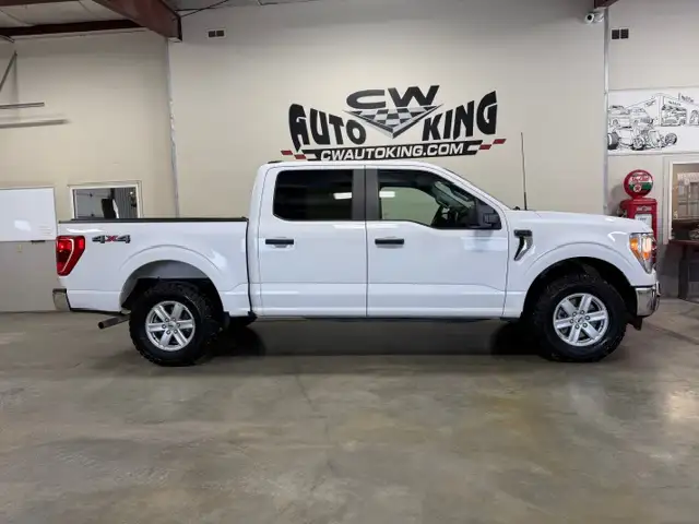 2021 Ford F 150 XLT / 4x4 / Crew Cab / 1 Owner / Local