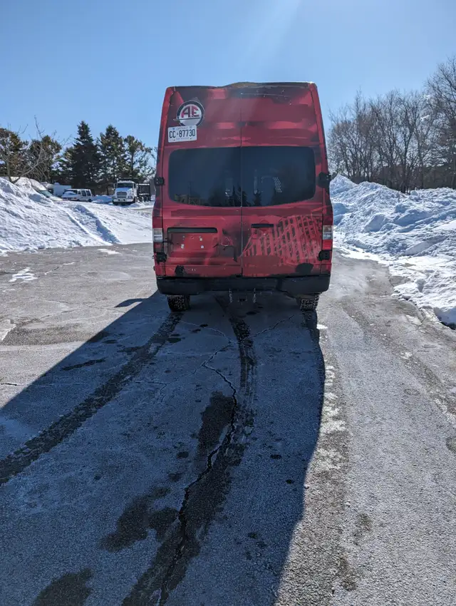 Nissan NV 2500 - Photo 4