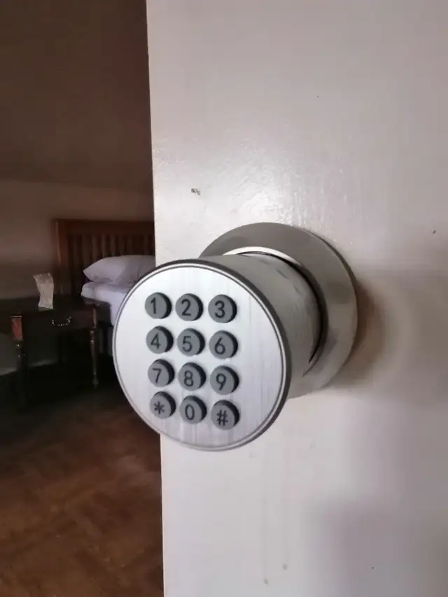 PRIVATE ROOM in a Large Home - Photo 5