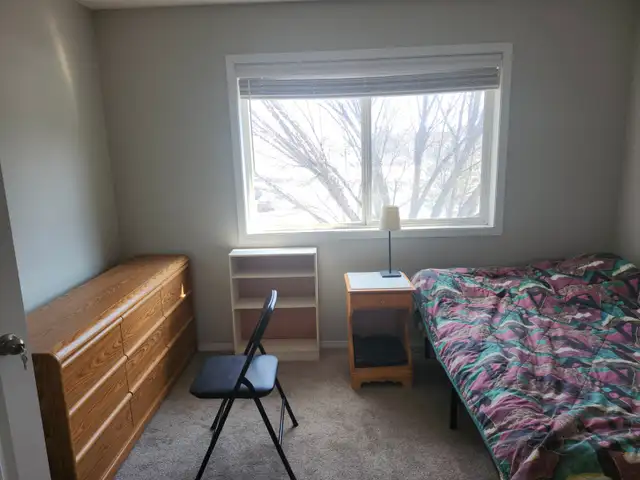 Large Room in Beautiful Central Townhouse, all utilities includ - Photo 2