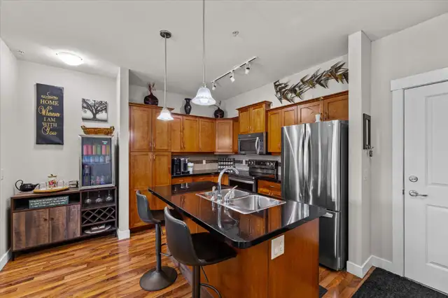 Immaculate 2-Bed/Bath Condo with Spectacular Lake and Golf Views - Photo 3