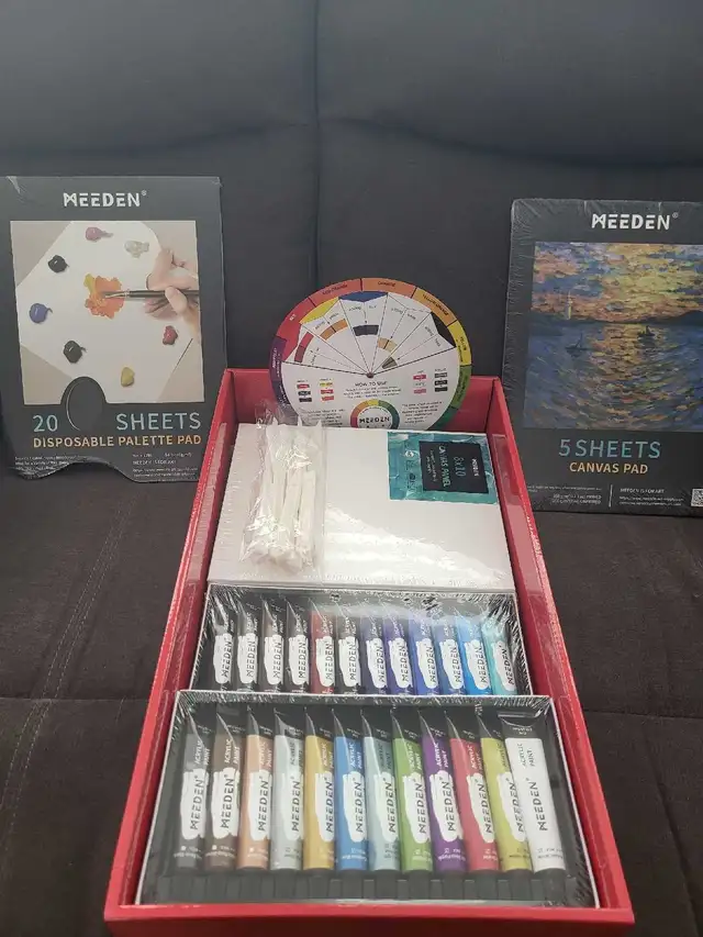 Tubes de peintures acrylique avec toiles