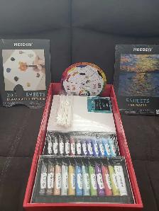 Tubes de peintures acrylique avec toiles