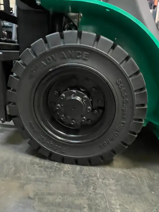 Mitsubishi LPG Forklift 5500lbs 3 Stage reach 15.4 feet - Photo 2