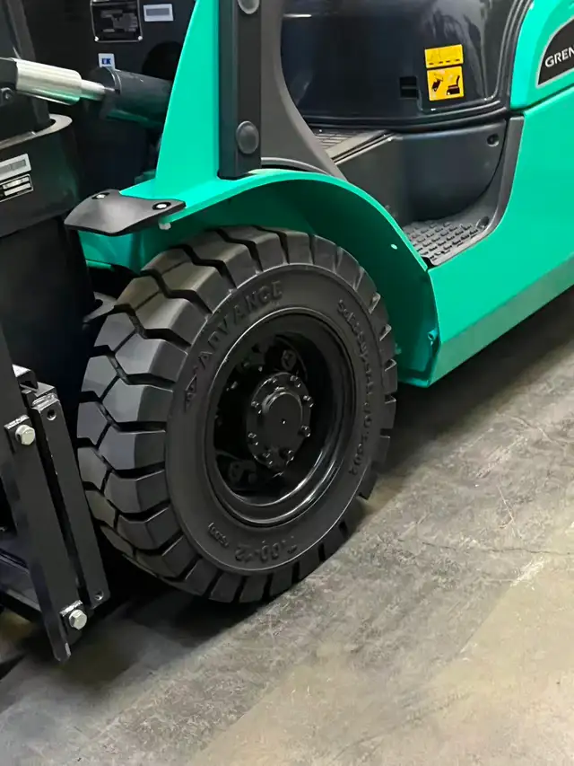 Mitsubishi LPG Forklift 5500lbs 3 Stage reach 15.4 feet - Photo 3