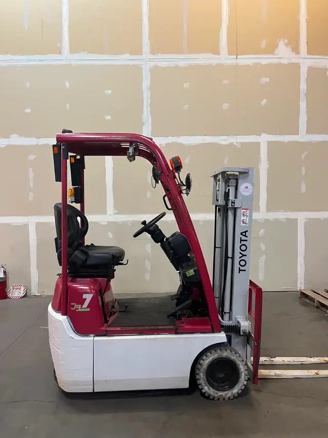Special$$ Toyota Mini Forklift 1540lbs reach 8.2 feet high