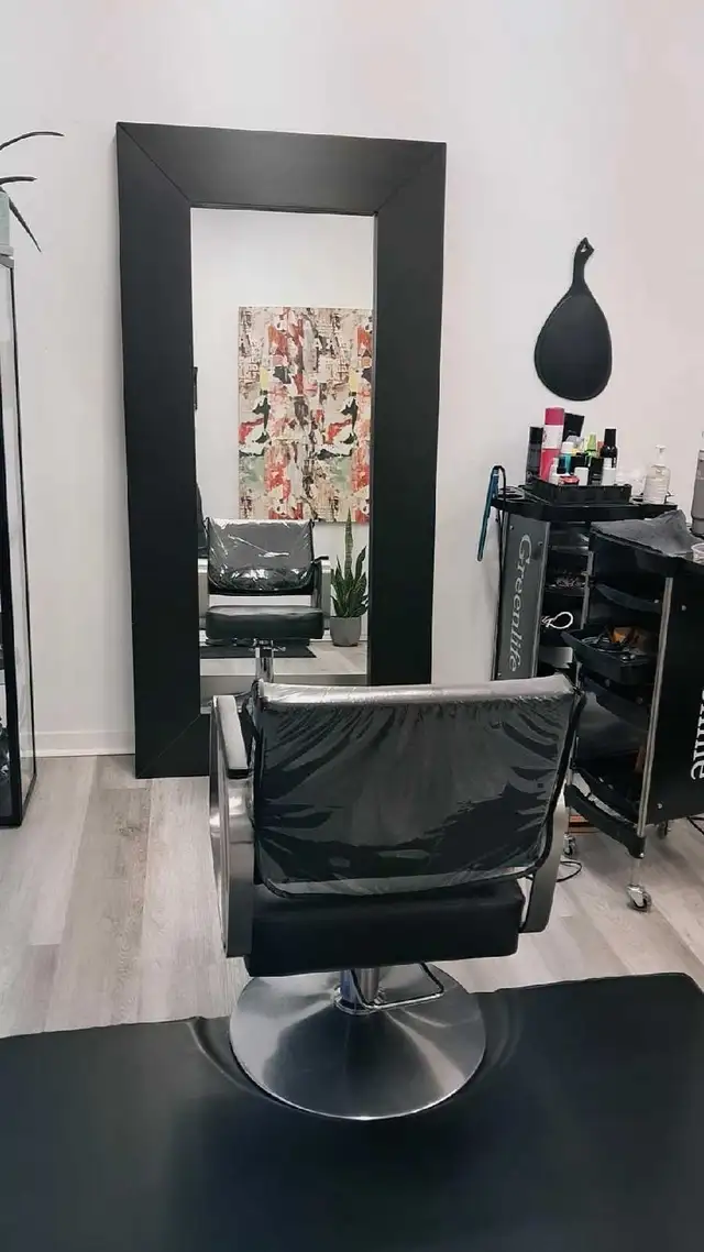 Chaise à louer pour coiffeuse ou espace à louer pour manicure