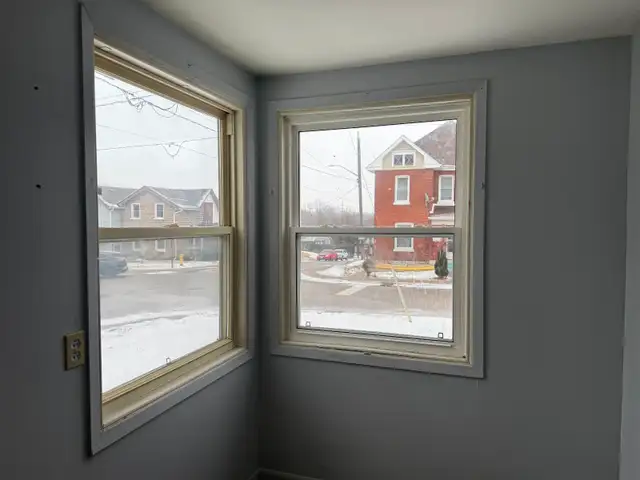 AVAILABLE NOW!  SUNNY 1 bedroom apt. close to downtown Brantford - Photo 2