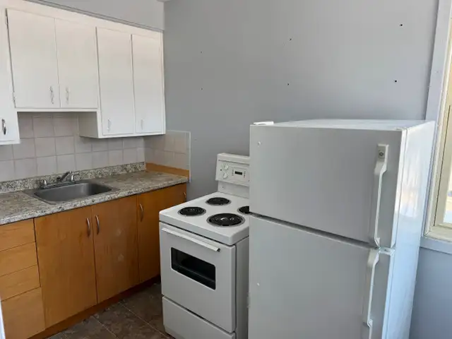 AVAILABLE NOW!  SUNNY 1 bedroom apt. close to downtown Brantford - Photo 4