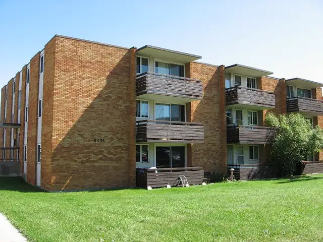 Bright & Spacious 2-Bedroom Apartment – Water & Heat Included - Photo 2