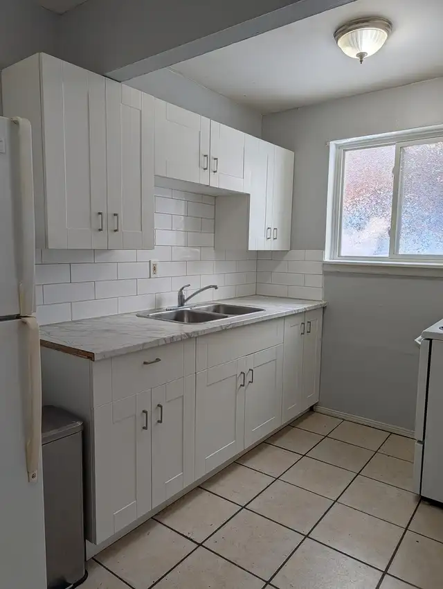 Large Updated Pet Friendly 2-Bedroom Apartment in London - Photo 2