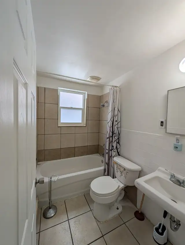 Large Updated Pet Friendly 2-Bedroom Apartment in London - Photo 9