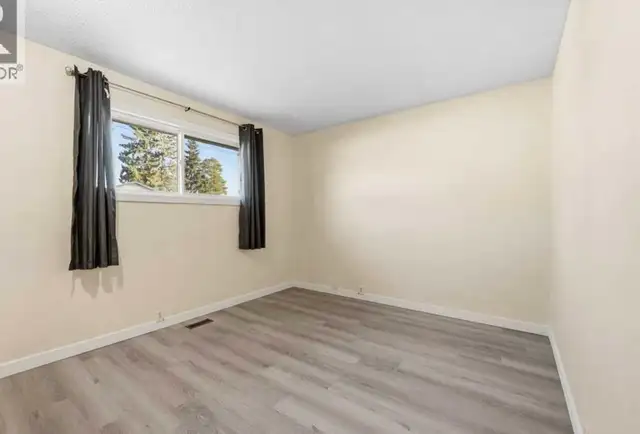 Lookinf Roommate in Center St $595 - Photo 2