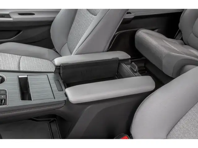 2025 Toyota Sienna LE 8-Passenger - Photo 11