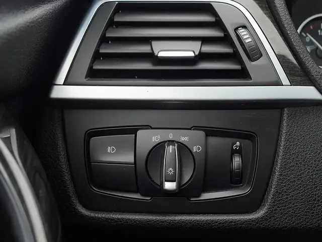 2016 BMW 328i xDrive AWD, Leather Seats, Sunroof, Cruise Control - Photo 8