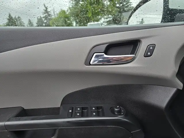 2016 Chevrolet Sonic LT - BLUETOOTH, SUNROOF, FOLDING REAR SEATS - Photo 16