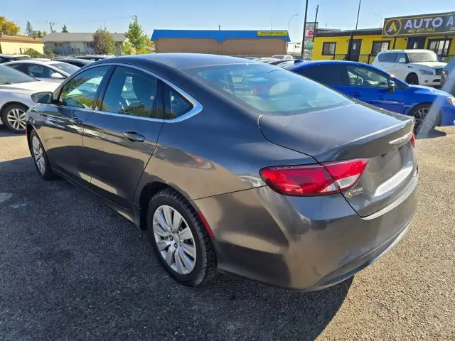 2016 Chrysler 200 LX - KEYLESS ENTRY, PUSH TO START! - Photo 3
