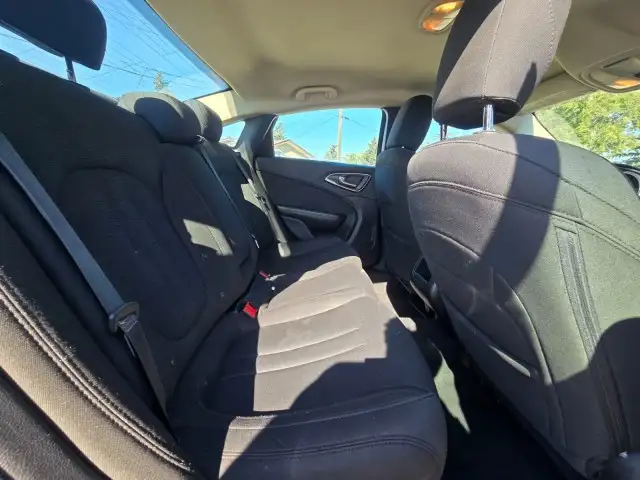 2016 Chrysler 200 LX - KEYLESS ENTRY, PUSH TO START! - Photo 14