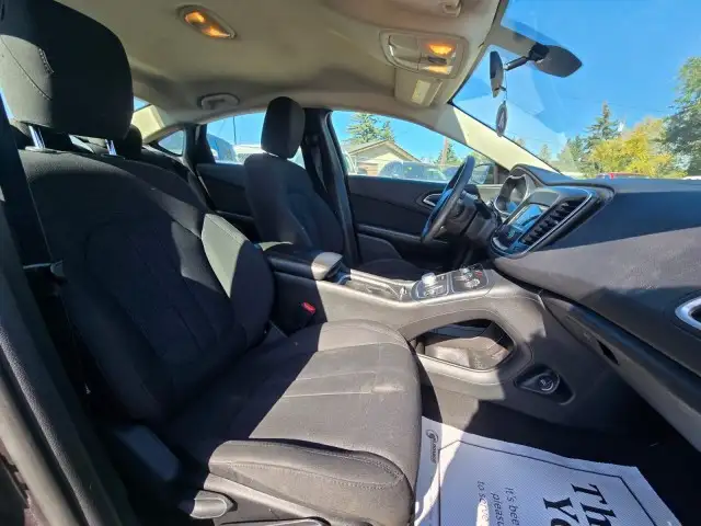 2016 Chrysler 200 LX - KEYLESS ENTRY, PUSH TO START! - Photo 16