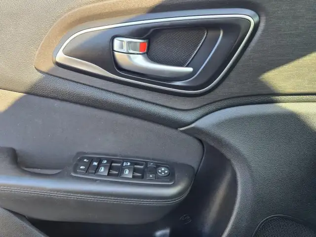 2016 Chrysler 200 LX - KEYLESS ENTRY, PUSH TO START! - Photo 18