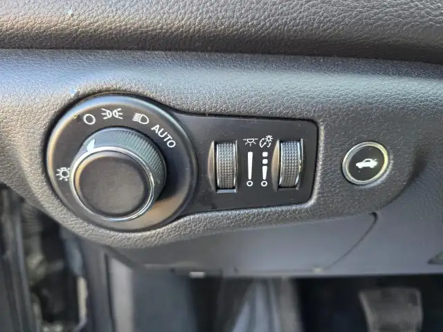 2016 Chrysler 200 LX - KEYLESS ENTRY, PUSH TO START! - Photo 19