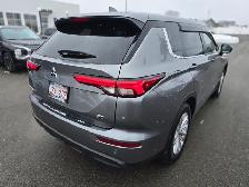 2022 Mitsubishi Outlander ES | Super All Wheel Control | Back Up - Photo 5
