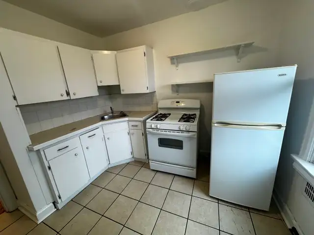Cheerful 1 Bedroom Apartment in Heritage Building 17th Ave. SW - Photo 7