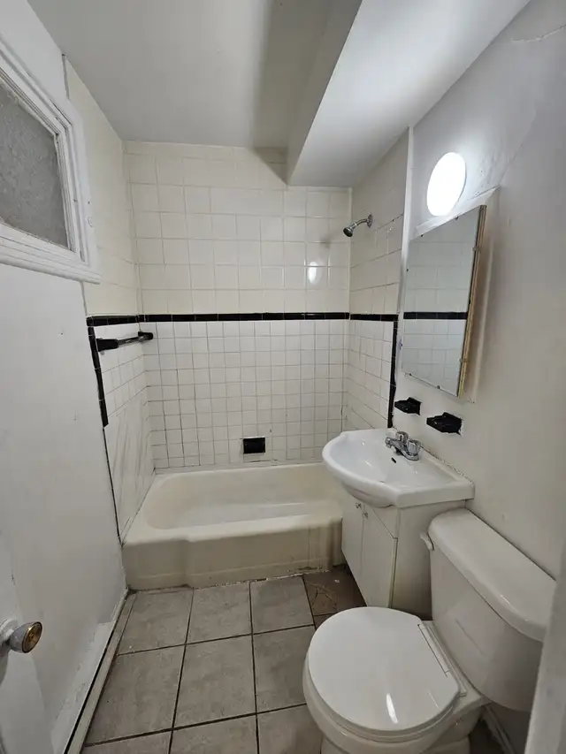 For Rent 3 1/2 apartment - 4 minute walk to College Rosemont - Photo 2