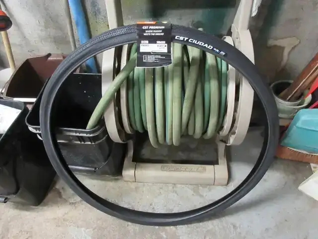 Pneu de vélo neuf CST 700x32C